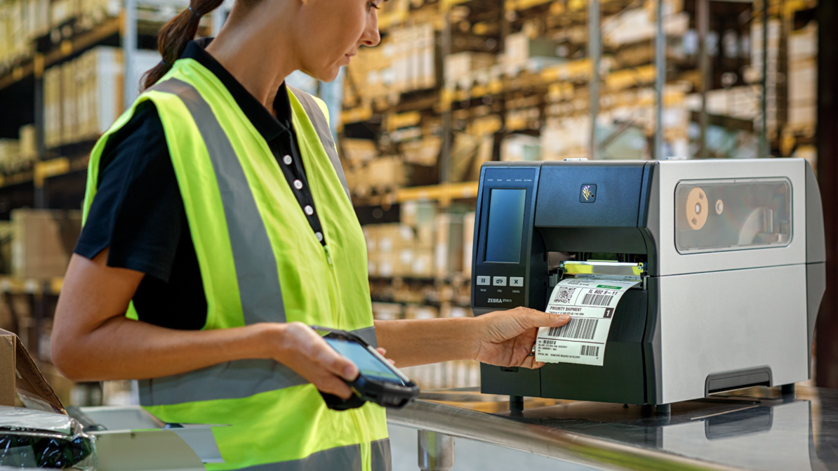 Person vor einem Barcode-Drucker