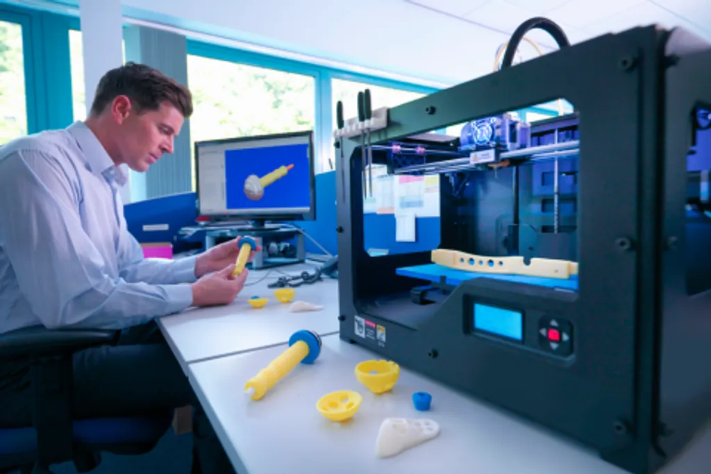 Mann, der 3D-Drucke inspiziert