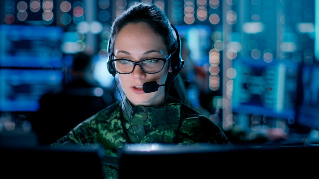 Analyst am Bildschirm mit Headset