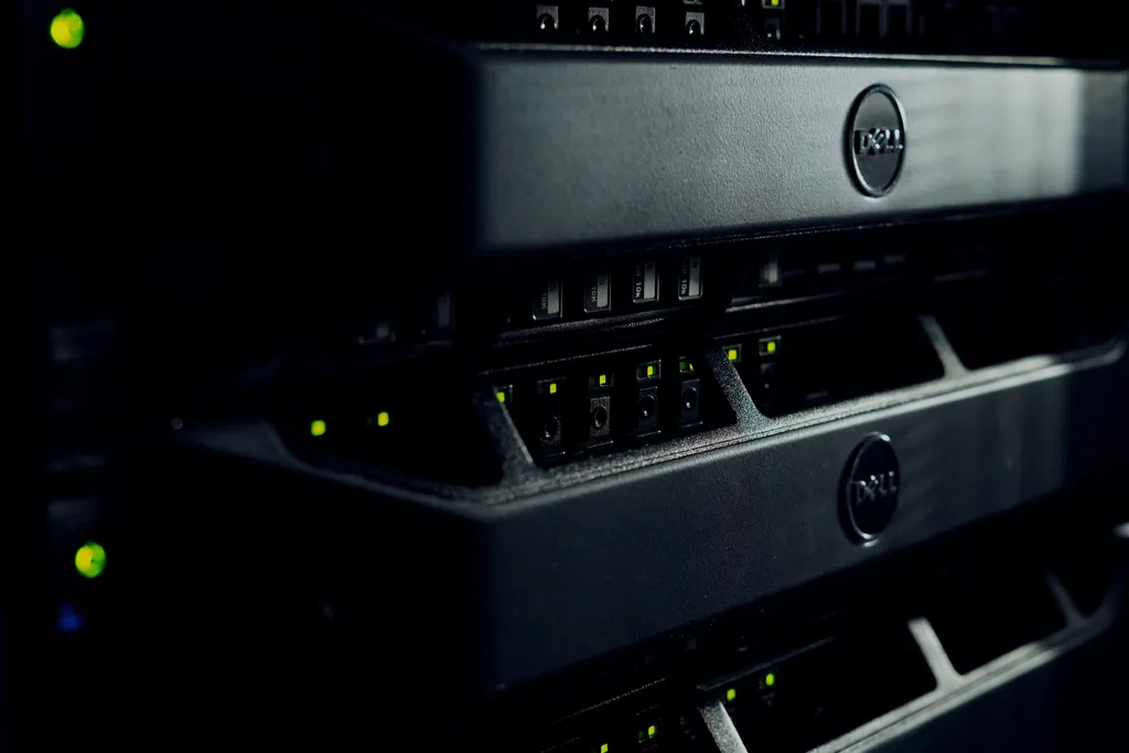 Server-Racks mit blinkenden Lichtern