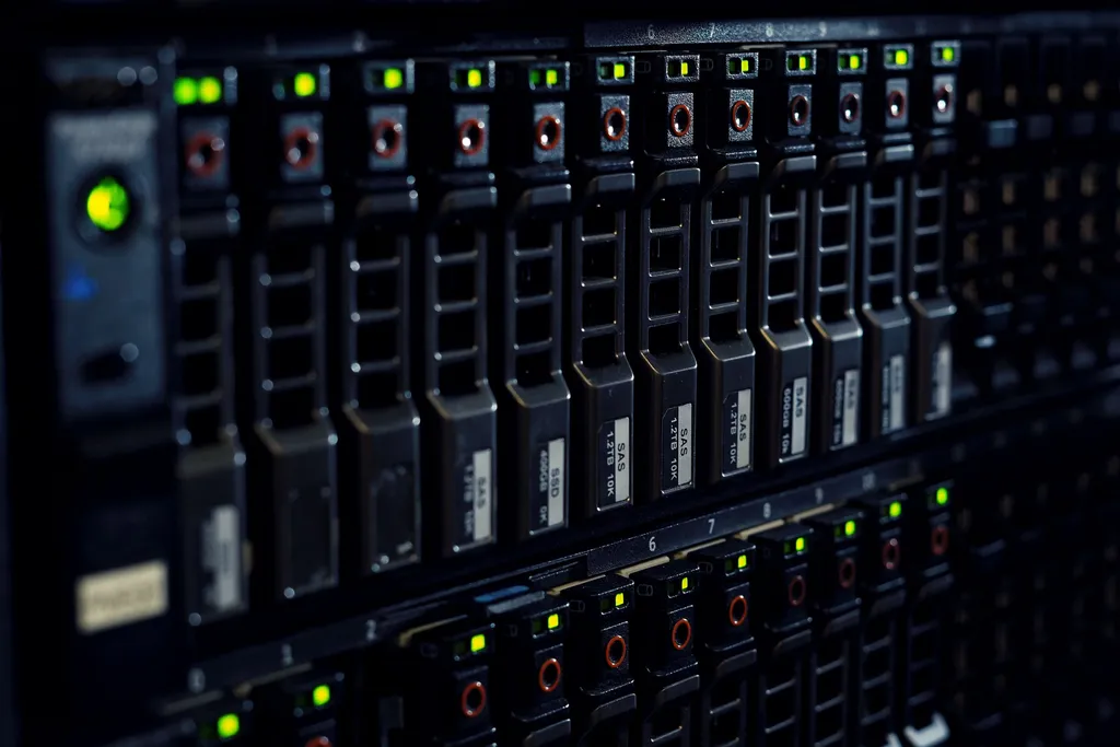 Ein Server-Rack mit SAS-Festplatten und blinkenden Lichtern