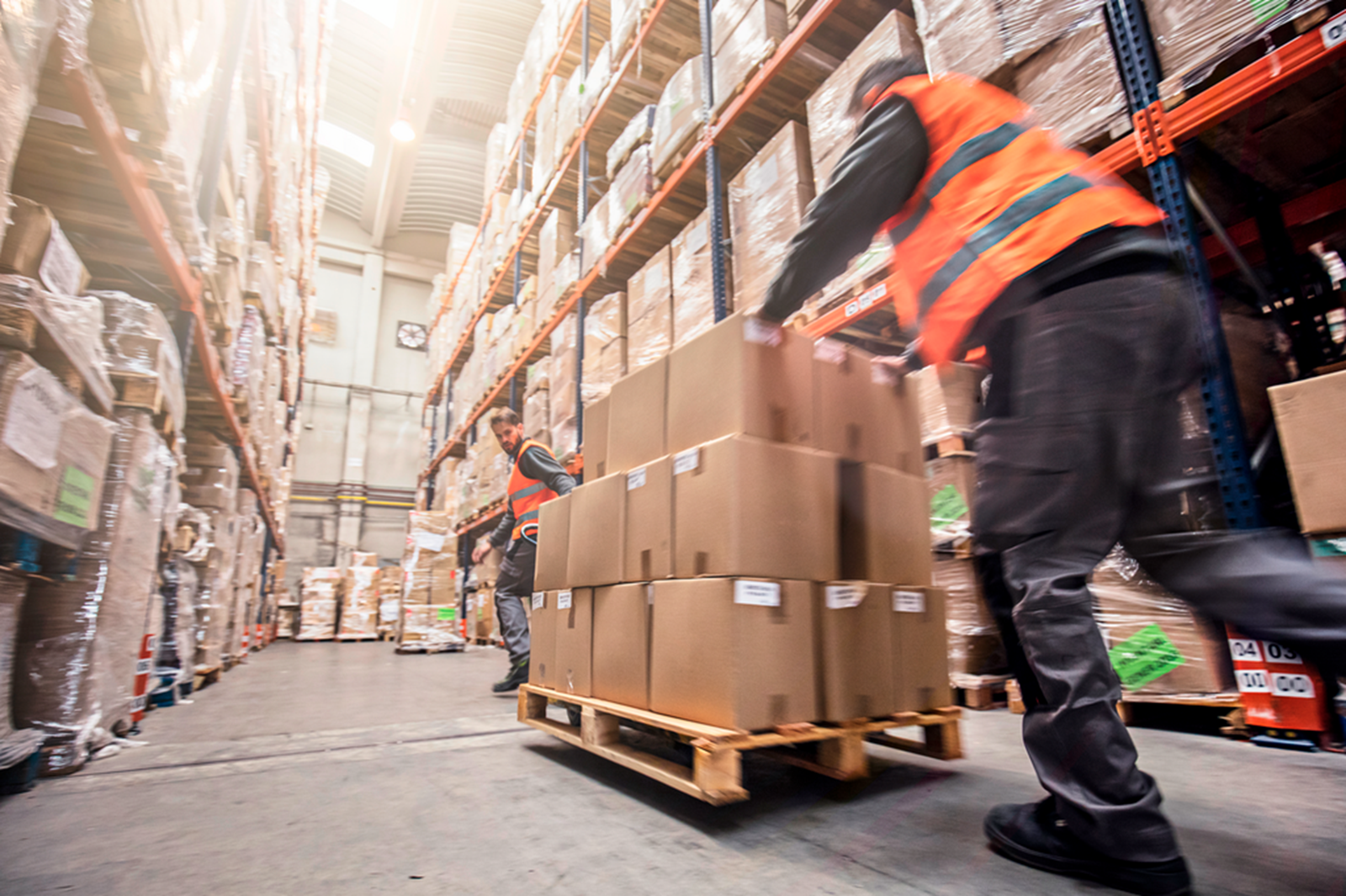 Teile werden verpackt oder in Verpackungen transportiert